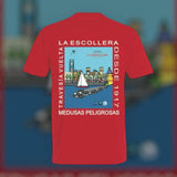 Camiseta técnica en color rojo ilustrando la travesía de la escollera de alicante parte trasera